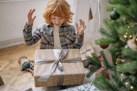 šťastné dieťa pri Vianočnom stromčeku