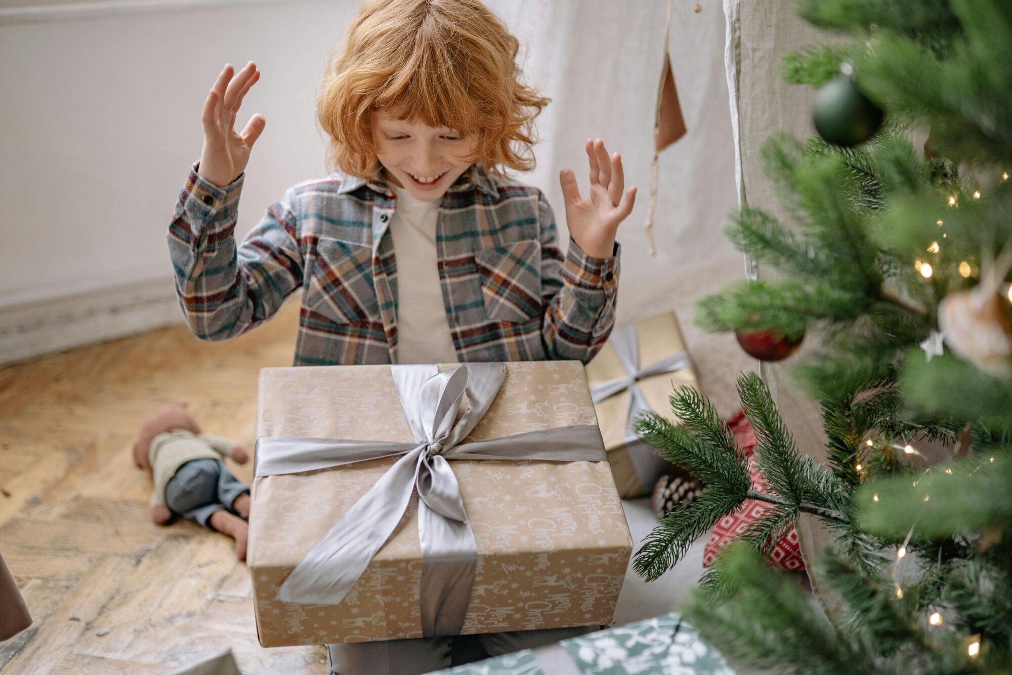 šťastné dieťa pri Vianočnom stromčeku